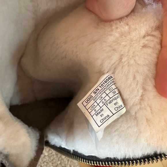 Short Ugg boots with zippers! Excellent condition - Picture 3 of 6